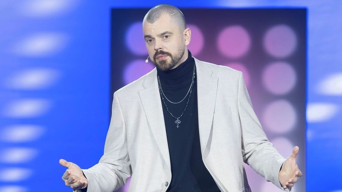 Pobodal mě migrant, ale soud ho pustil, prý nebyl nebezpečný. Německý umělec vysvětluje, proč emigroval - Novinky